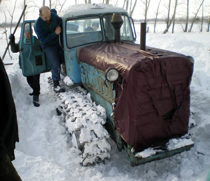 Трактор ДТ-75 на службе по расчистке снега на поселенских просторах