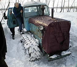 Трактор ДТ-75 на службе по расчистке снега на поселенских просторах